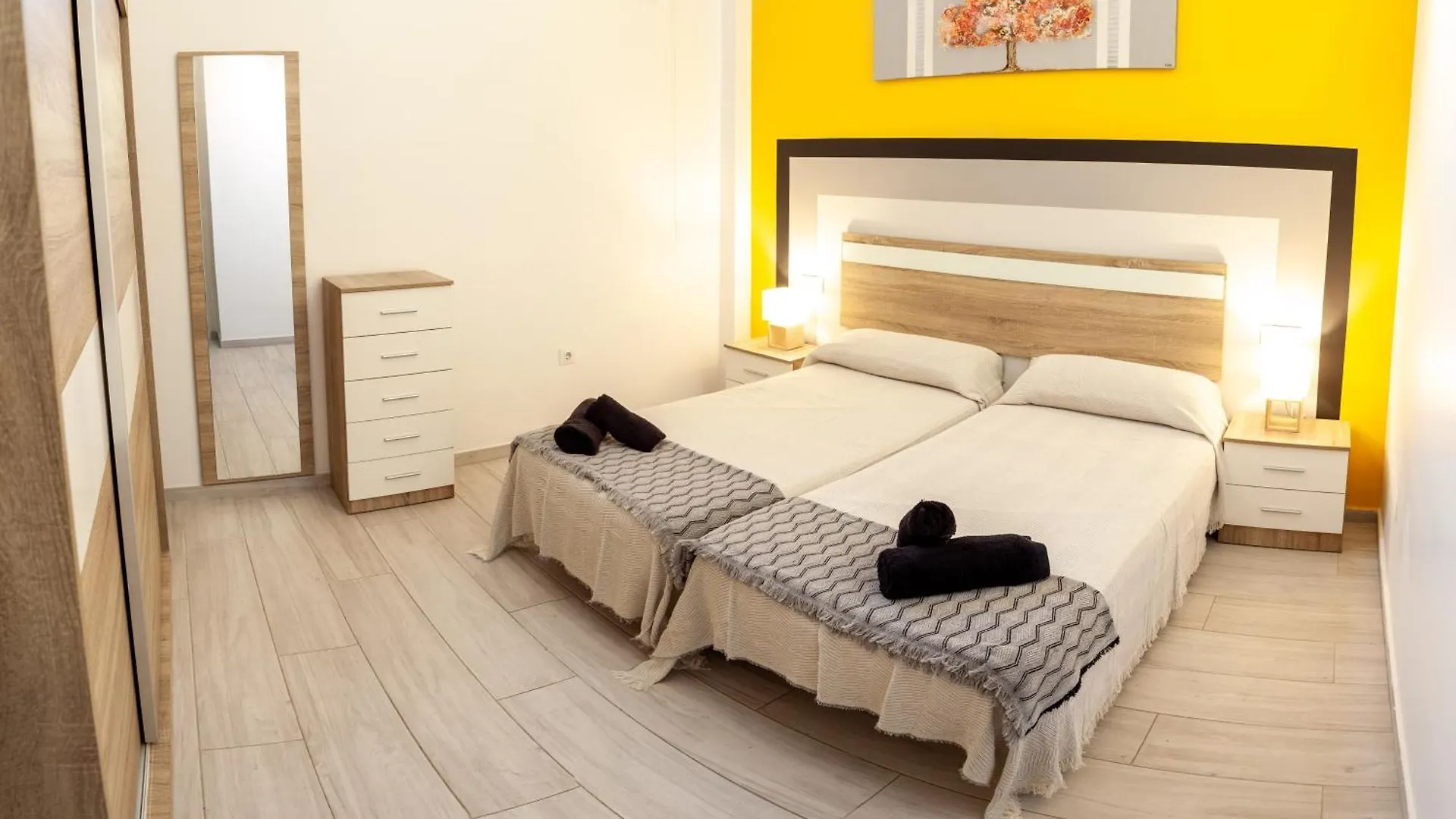 Apartamentos Pajaro Amarillo Y Turquesa Tarifa