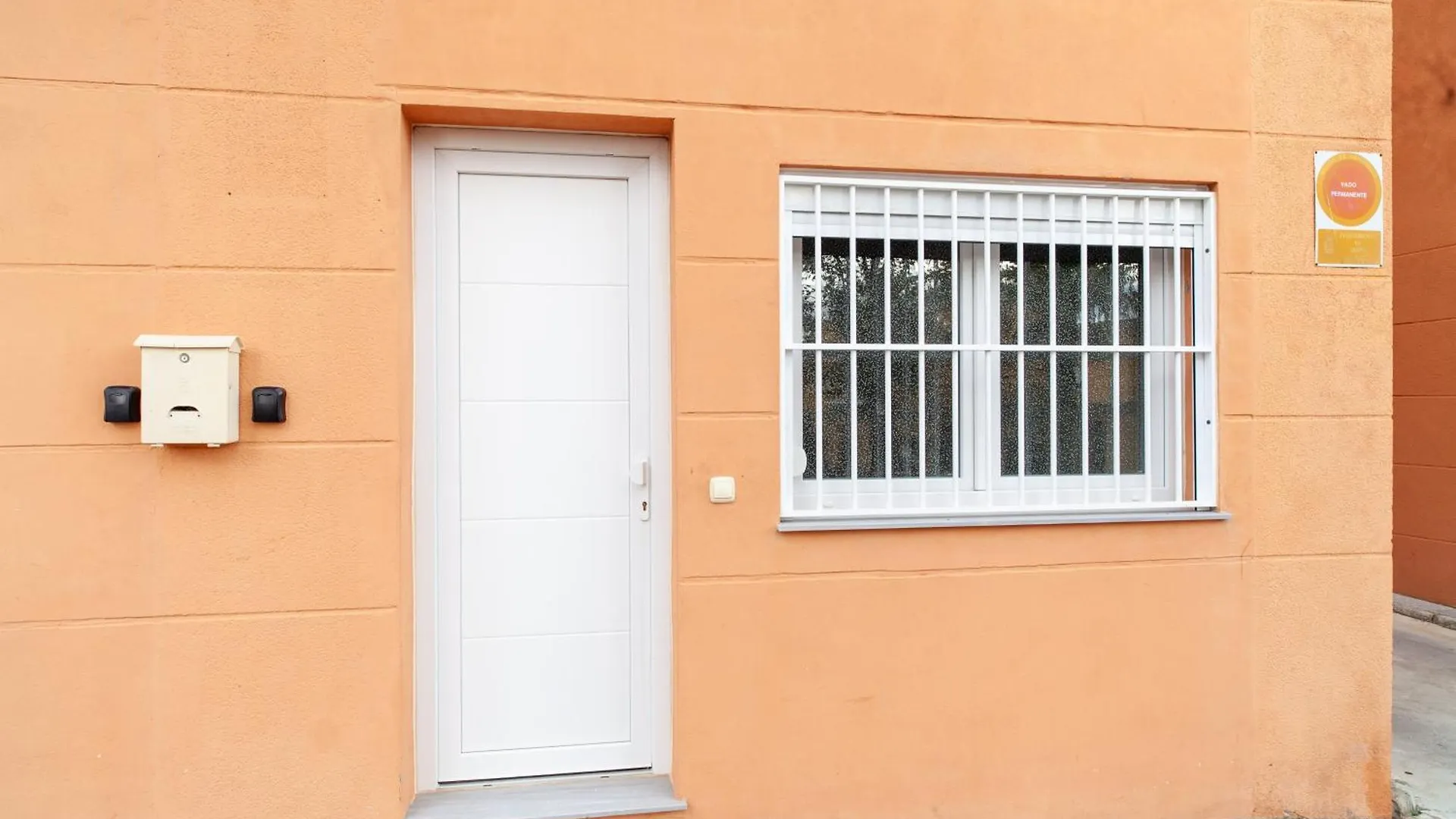 Apartamentos Pajaro Amarillo Y Turquesa Tarifa Spain