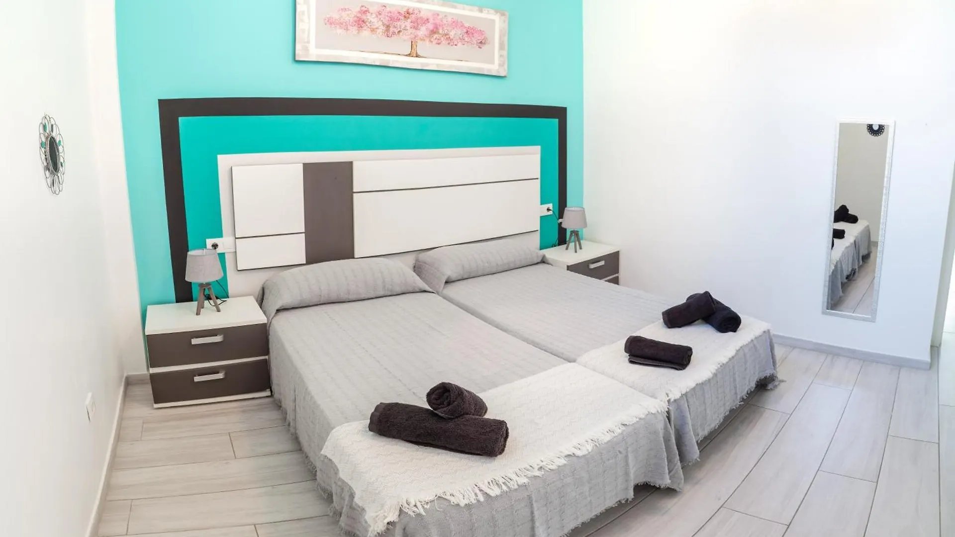 Apartamentos Pajaro Amarillo Y Turquesa Tarifa 0*,  Spain